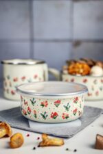 Pojemnik emaliowany z plastikową pokrywką 16 cm, 1,3 l, jasnokremowy, kolekcja Flowers - obrazek 3