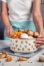 Pojemnik emaliowany z plastikową pokrywką 16 cm, 1,3 l, jasnokremowy, kolekcja Flowers - obrazek 5