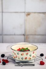 Pojemnik emaliowany z plastikową pokrywką 16 cm, 1,3 l, jasnokremowy, kolekcja Flowers - obrazek 4