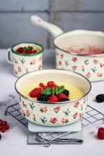 Pojemnik emaliowany z plastikową pokrywką 16 cm, 1,3 l, jasnokremowy, kolekcja Flowers - obrazek 2