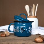 Klasyczny wypukły kubek emaliowany z dzióbkiem i pokrywką, 12 cm 1.3L, niebieski, Cooking Delight - obrazek 2