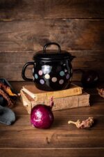 Klasyczny wypukły kubek emaliowany z dzióbkiem 12 cm 1,3 l, czarny, Pastel Dots - obrazek 2