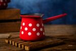 Klasyczny tygielek emaliowany na 7 kaw, 0.7L, czerwony, Dots on red - obrazek 2