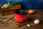 Klasyczny wypukły kubek emaliowany z dzióbkiem, 12 cm 1.3L, czerwony, Dots on red - obrazek 2