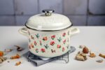Garnek emaliowany z emaliowaną pokrywką 16 cm, 2 l, jasnokremowy, kolekcja Flowers - obrazek 3