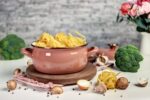 Niski garnek emaliowany z emaliowaną pokrywką 18 cm, 2,4 l, beżowy, kolekcja Mokka - obrazek 2