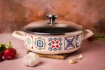 Okrągłe naczynie do duszenia ze szklaną pokrywką 24 cm średnicy, kremowa, Porto - obrazek 2